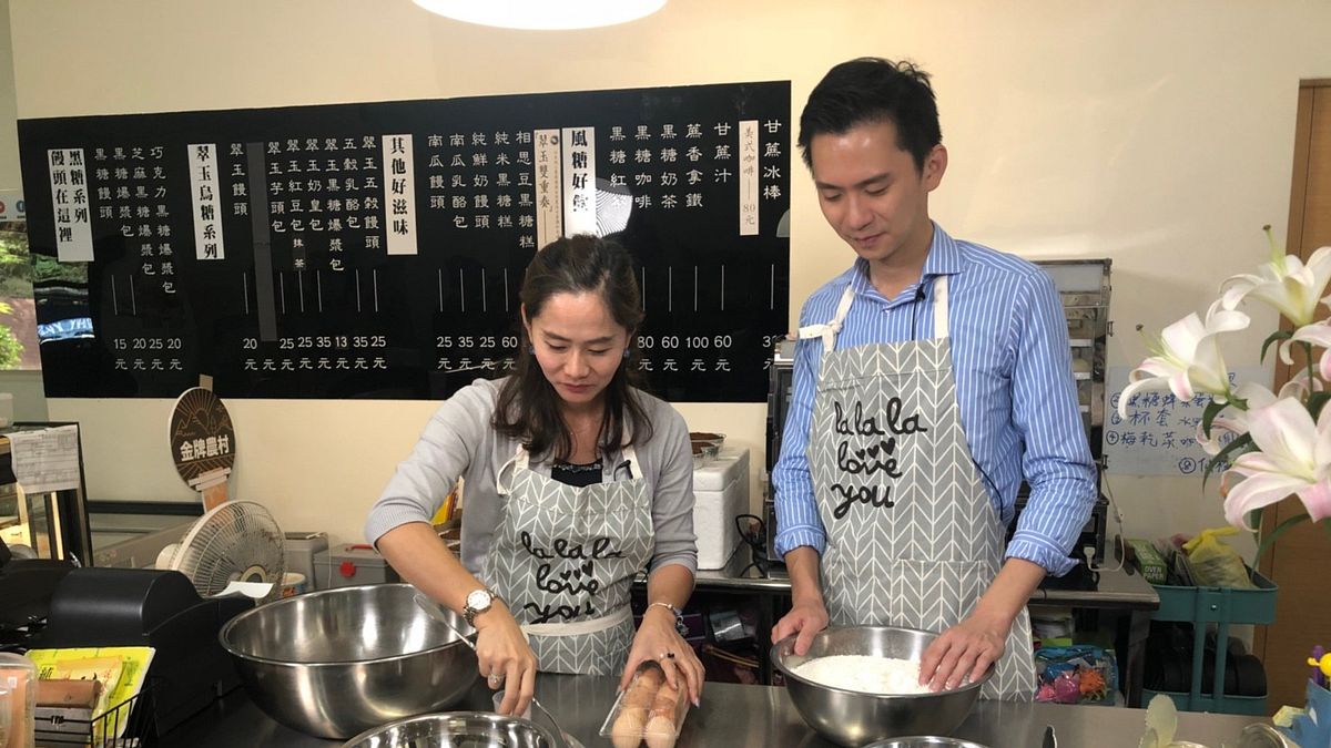 新竹縣長候選人鄭朝方向寶山「新城風糖」執行長王翎鳳學習製作黑糖蜂巢蛋糕。(圖/鄭朝方競選總部提供) 新竹縣長候選人鄭朝方向寶山「新城風糖」執行長王翎鳳學習製作黑糖蜂巢蛋糕。(圖/鄭朝方競選總部提供)