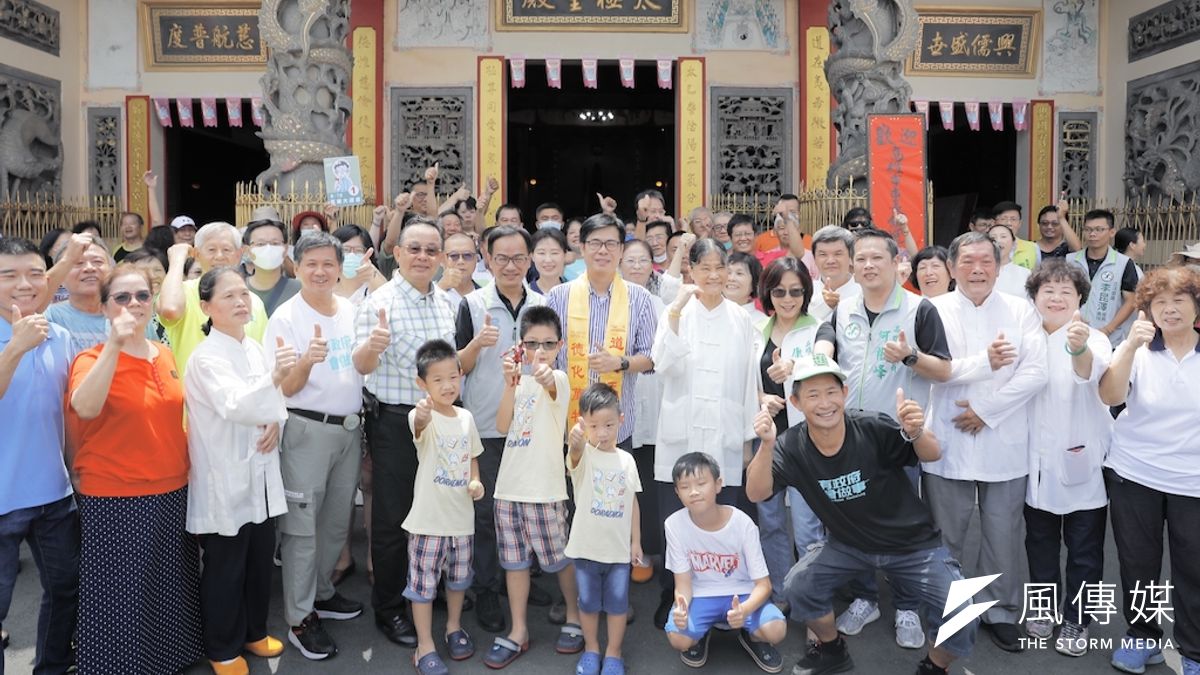 民進黨高雄市長候選人陳其邁努力衝選票,安排九項公開行程,爭取市民支持。(圖/徐炳文攝) 民進黨高雄市長候選人陳其邁努力衝選票,安排九項公開行程,爭取市民支持。(圖/徐炳文攝)