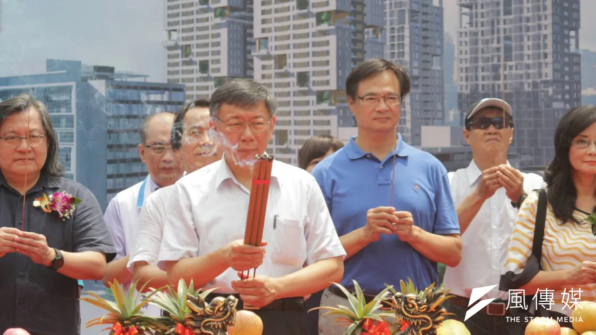 20180809-台北市長柯文哲9日前往廣慈博愛園區參加動土典禮,民進黨籍北市民政局長藍世聰(右)日前被指公開挺柯。(方炳超攝)