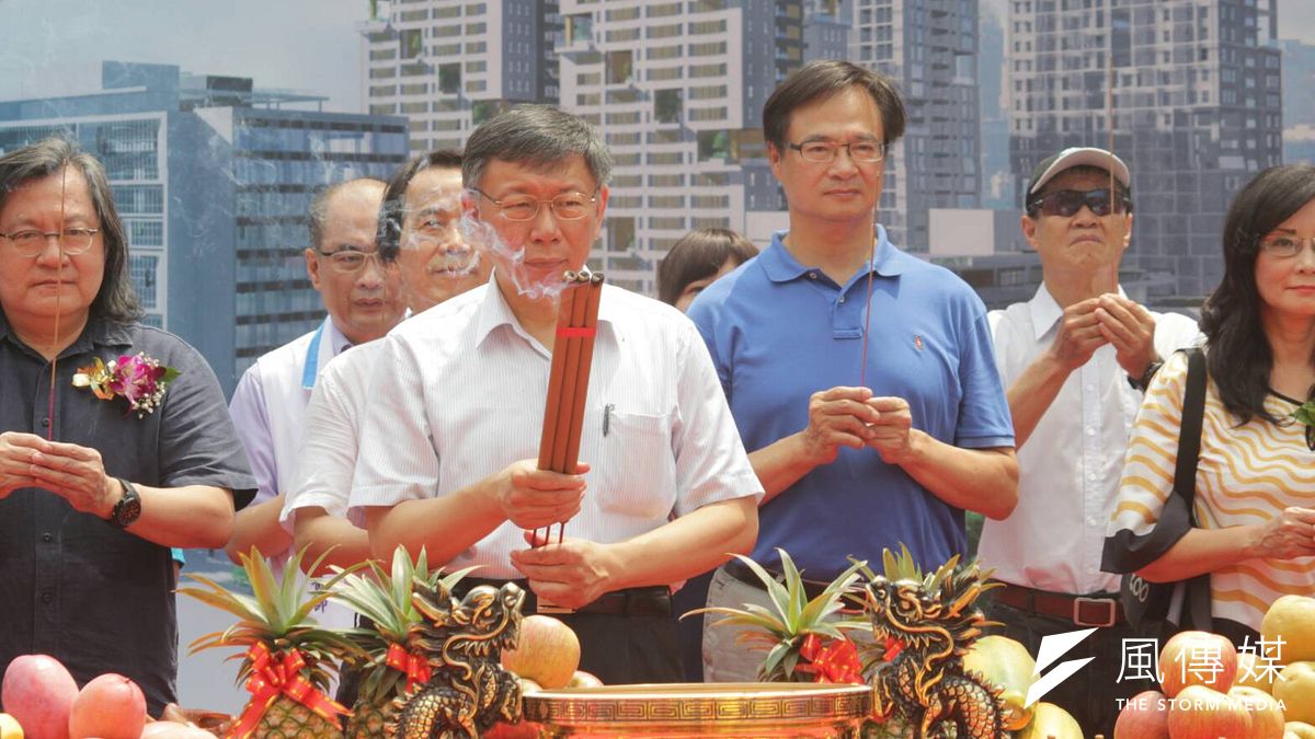 20180809-台北市長柯文哲9日前往廣慈博愛園區參加動土典禮,民進黨籍北市民政局長藍世聰(右)日前被指公開挺柯。(方炳超攝) 20180809-台北市長柯文哲9日前往廣慈博愛園區參加動土典禮,民進黨籍北市民政局長藍世聰(右)日前被指公開挺柯。(方炳超攝)
