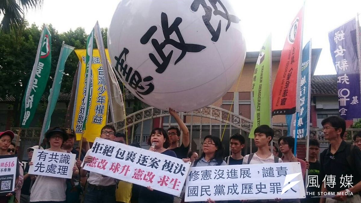 民團到立院前放汽球,呼籲國民黨不要以不在籍投票綁架18歲公民權。(資料照/林瑋豐攝) 民團到立院前放汽球,呼籲國民黨不要以不在籍投票綁架18歲公民權。(資料照/林瑋豐攝)