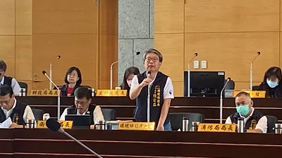 台中市環保局長陳宏益針對議員提出文山焚化廠新爐案提出說明。(圖/王秀禾攝)