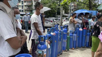 緬甸的新冠疫情近期相當嚴峻,7月11日,緬甸仰光民眾帶著氧氣罐在氧氣補給站外排隊(美聯社)