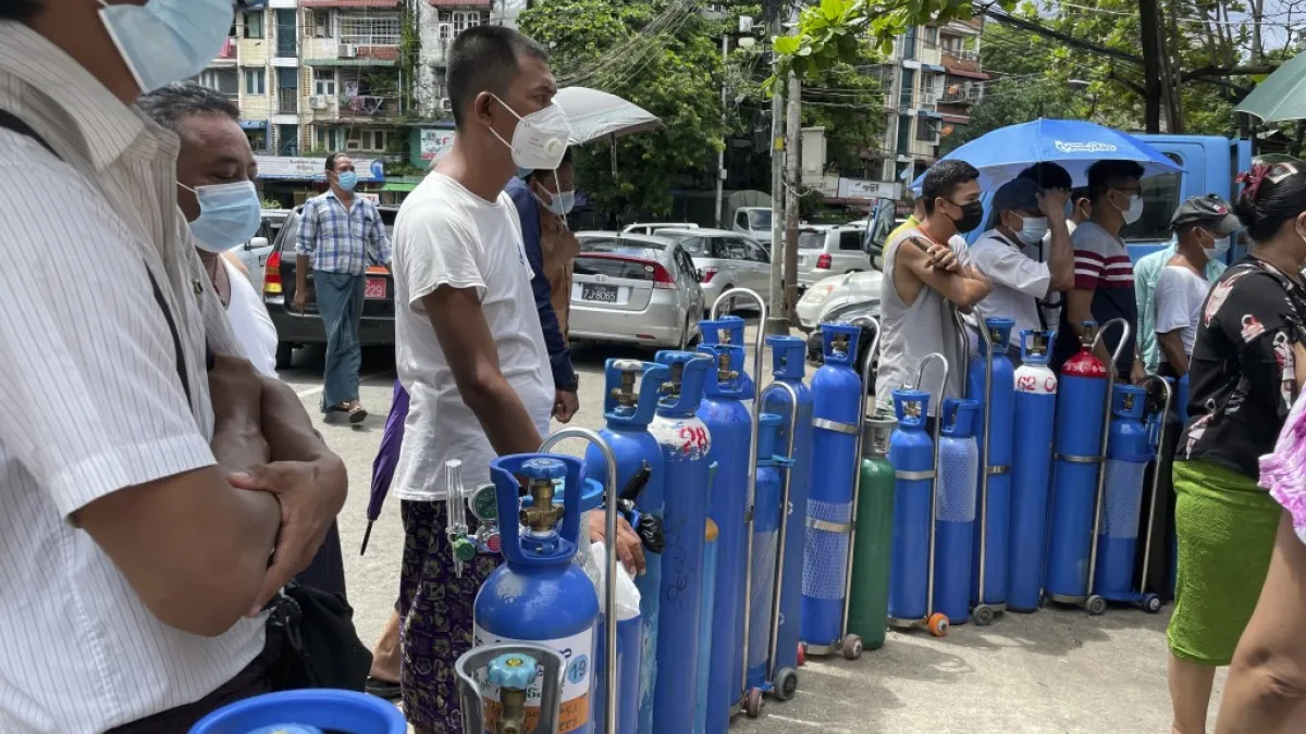 緬甸的新冠疫情近期相當嚴峻,7月11日,緬甸仰光民眾帶著氧氣罐在氧氣補給站外排隊(美聯社)