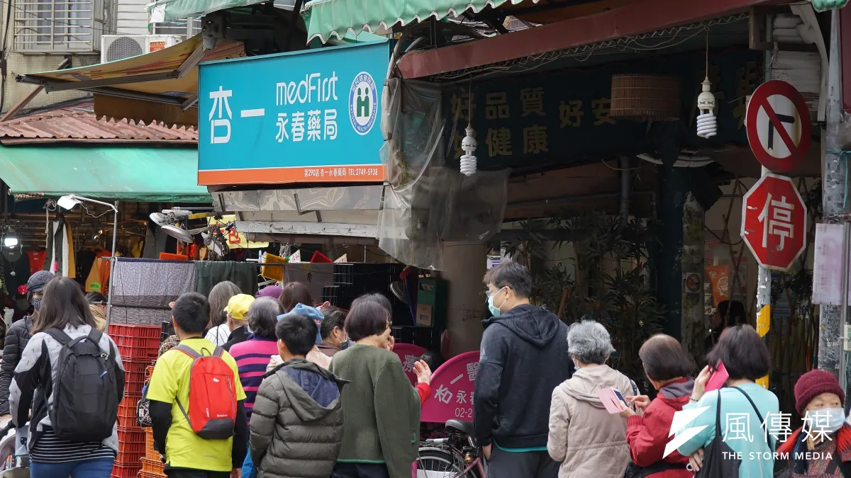 口罩產量上升,應如何解決民眾排隊購買口罩的問題?(資料照,盧逸峰攝)
