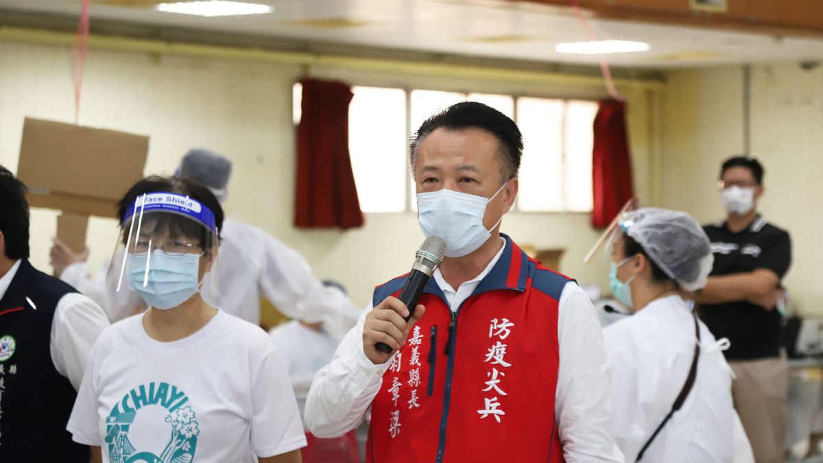 嘉義縣於26日起針對國高中教職員工進行疫苗施打,縣長翁章梁前往視察。(圖/嘉義縣新聞行銷處提供) 嘉義縣於26日起針對國高中教職員工進行疫苗施打,縣長翁章梁前往視察。(圖/嘉義縣新聞行銷處提供)
