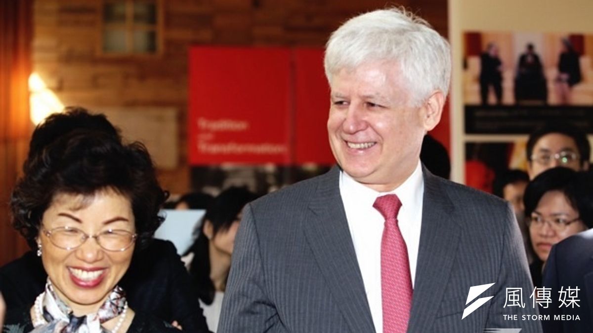 美國在台協會(AIT)台北處長馬啟思(Christopher Marut)與北美事務協調委員會主委張小月共同出席「台美關係展」開幕典禮。(林韶安攝) 美國在台協會(AIT)台北處長馬啟思(Christopher Marut)與北美事務協調委員會主委張小月共同出席「台美關係展」開幕典禮。(林韶安攝)