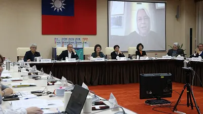 國家人權委員會主委陳菊(左三)表示,將不義遺址的保存轉化為人權教育的素材,是台灣重要的課題。諮詢顧問劉進興(左一)、黃嵩立教授(左二)、副主委高涌誠(左四)、監察院秘書長朱富美(右三)、人權委員王榮璋(右二)及鴻義章(右一)參與「亞太地區國家人權機構論壇(APF)」進行視訊會議現場。(監察院提供)