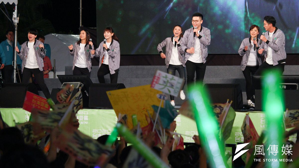民進黨中央一口氣推出3個營隊,全力搶攻青年選票。圖為民進黨青年議員助選團日前在凱道表演歌舞。(資料照,蔡親傑攝) 民進黨中央一口氣推出3個營隊,全力搶攻青年選票。圖為民進黨青年議員助選團日前在凱道表演歌舞。(資料照,蔡親傑攝)