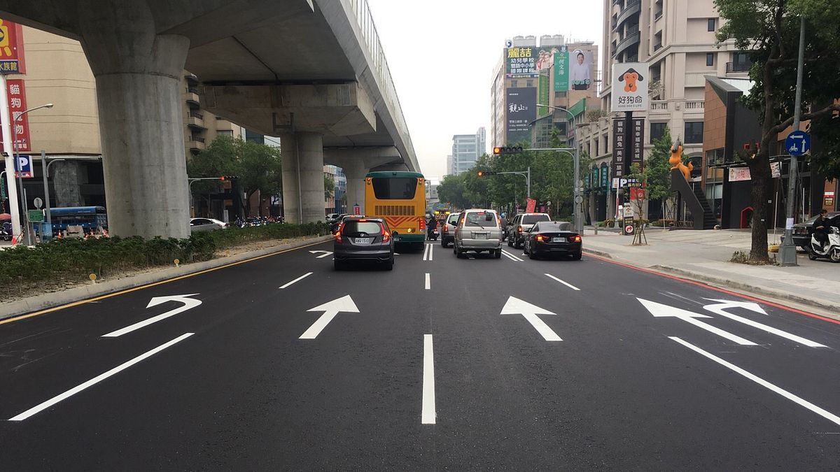 台中市府建設局路平專案,讓市區道路恢復平坦。(圖/台中市政府提供) 台中市府建設局路平專案,讓市區道路恢復平坦。(圖/台中市政府提供)