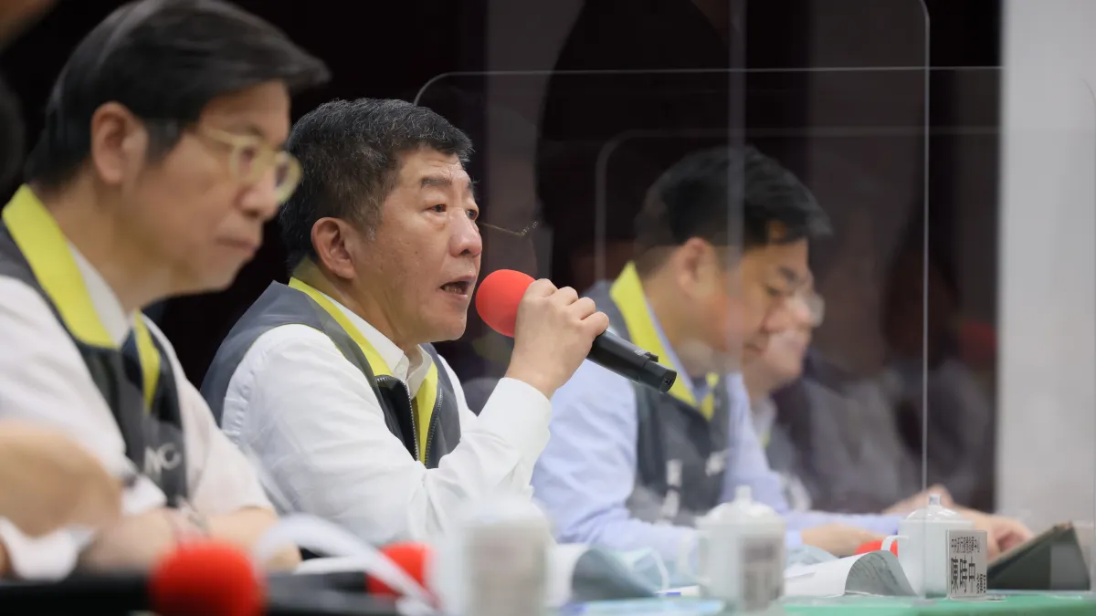 台灣目前處於半解封甚至完全解封之狀態,若社區真的存有隱藏性感染者,後續之R0值將處於相對不利之條件。圖為中央疫情指揮中心29日出席記者會,回應「疫情海嘯」說。(資料照,指揮中心提供)