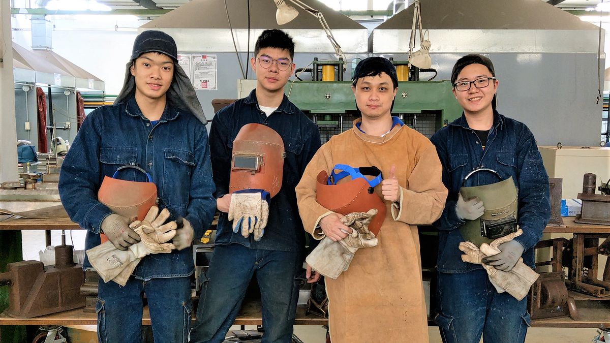 北分署銲接職類囊括北區分區賽前三名-翁敏富訓練師師與選手-左起劉君哲、胡皓棠、翁敏富訓練師、楊蓁(圖/勞動力發展署北分署提供) 北分署銲接職類囊括北區分區賽前三名-翁敏富訓練師師與選手-左起劉君哲、胡皓棠、翁敏富訓練師、楊蓁(圖/勞動力發展署北分署提供)