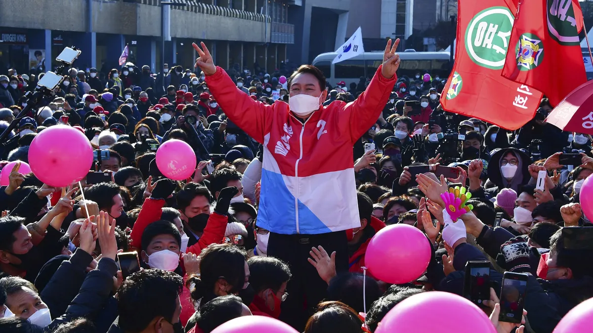 2022南韓總統大選,最大保守派政黨「國民力量」總統候選人尹錫悅2月17日舉行造勢。(AP)
