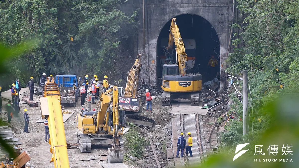 台鐵太魯閣號列車事故,台鐵工程人員於隧道口施工欲將列車拖出。(顏麟宇攝)