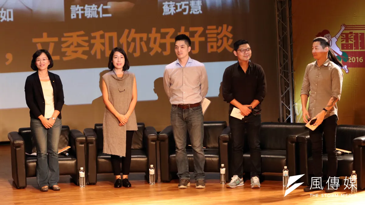 近來因力推「婚姻平權法案」非常有感的立委許毓仁(右二)就說,他能獲得黨內13位委員的連署,關鍵就在於他先找「大尾」的委員支持。(蘇仲泓攝)