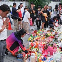 新北市三峡で重大な死傷事故が発生し、市民は犠牲者のために花や食品を捧げて祈りを捧げた。この事故が再び「歩行者地獄」の問題に注目を集めた。(資料写真、顔麟宇撮影) 新北市三峡で重大な死傷事故が発生し、市民は犠牲者のために花や食品を捧げて祈りを捧げた。この事故が再び「歩行者地獄」の問題に注目を集めた。(資料写真、顔麟宇撮影)
