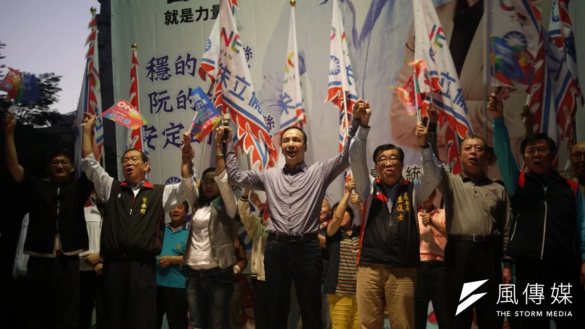 國民黨總統候選人朱立倫13日前往屏東崇大新城拜票(羅暐智攝)