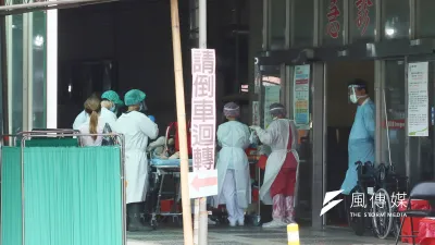 台灣的護理人力問題長期未解,護理師面對過勞、長工時輪班與低薪困境,三班護病比成為焦點議題。(資料照,柯承惠攝)
