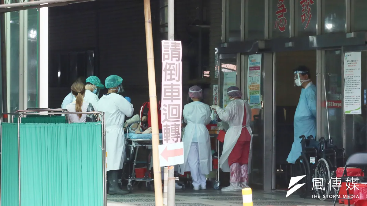台灣的護理人力問題長期未解,護理師面對過勞、長工時輪班與低薪困境,三班護病比成為焦點議題。(資料照,柯承惠攝)