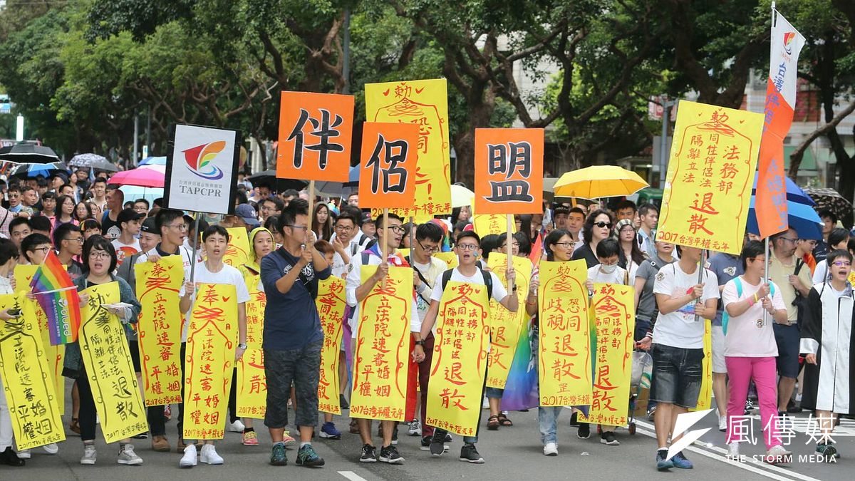 同志大遊行29日登場,伴侶盟表示,法務部要推同性伴侶法,就是歧視同志、假友善。(陳明仁攝) 同志大遊行29日登場,伴侶盟表示,法務部要推同性伴侶法,就是歧視同志、假友善。(陳明仁攝)