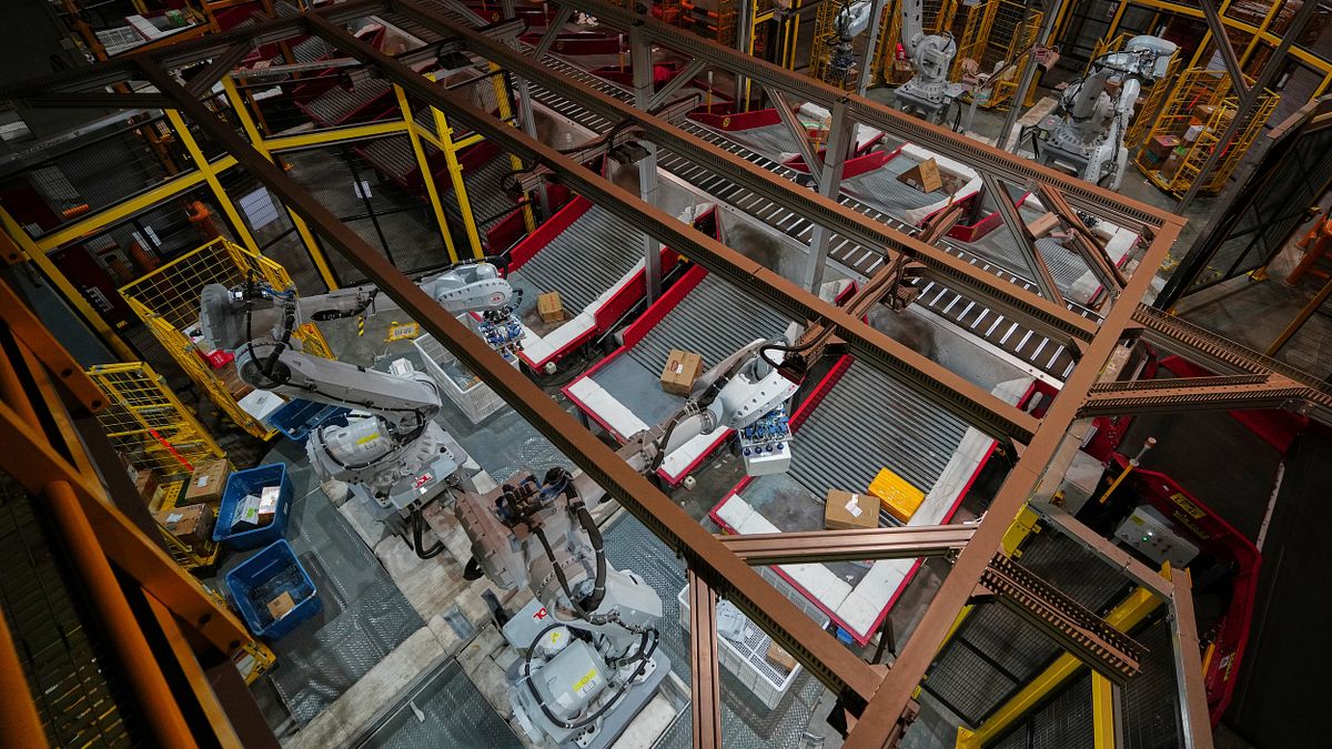 華爾街日報》川普喊製造業回流,中國能靠AI守住「世界工廠」嗎?200萬台機器人日夜上陣,自動化工廠狂飆產能