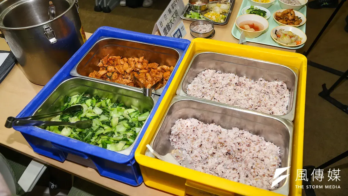 全台各縣市地方政府推動公私立國中小免費營養午餐政策,讓營養午餐回歸到地方自治。(資料照,顏麟宇攝)