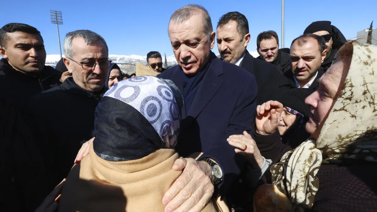 2023年2月8日,土耳其總統艾爾多安(Recep Tayyip Erdoğan)到該國南部視察受強震摧毀的重災區。(AP)