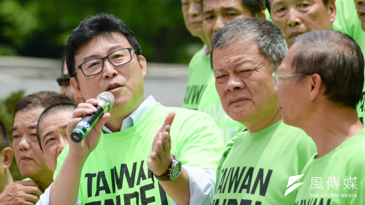 台北市長選戰,50名民進黨籍和無黨籍的里長,今現身立法院議場前力挺姚文智(左)。(甘岱民攝)