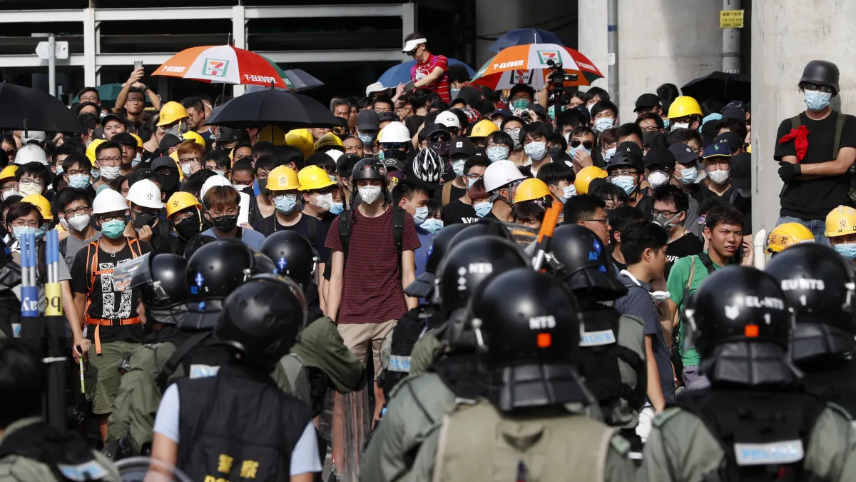2019年7月27日,香港「反送中」運動,市民發起「光復元朗」遊行,警方嚴密監控(AP)