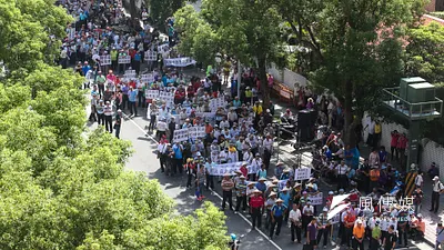 來自全國的農田水利會農民們大陣仗到立法院抗議民主倒退。(陳明仁攝)