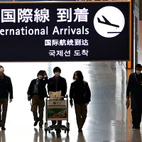 スプリング・ジャパンのボーイング737機が月曜日に日本大阪の関西空港に緊急着陸した。写真は大阪関西空港の入国ロビーの資料写真。(AP通信) スプリング・ジャパンのボーイング737機が月曜日に日本大阪の関西空港に緊急着陸した。写真は大阪関西空港の入国ロビーの資料写真。(AP通信)