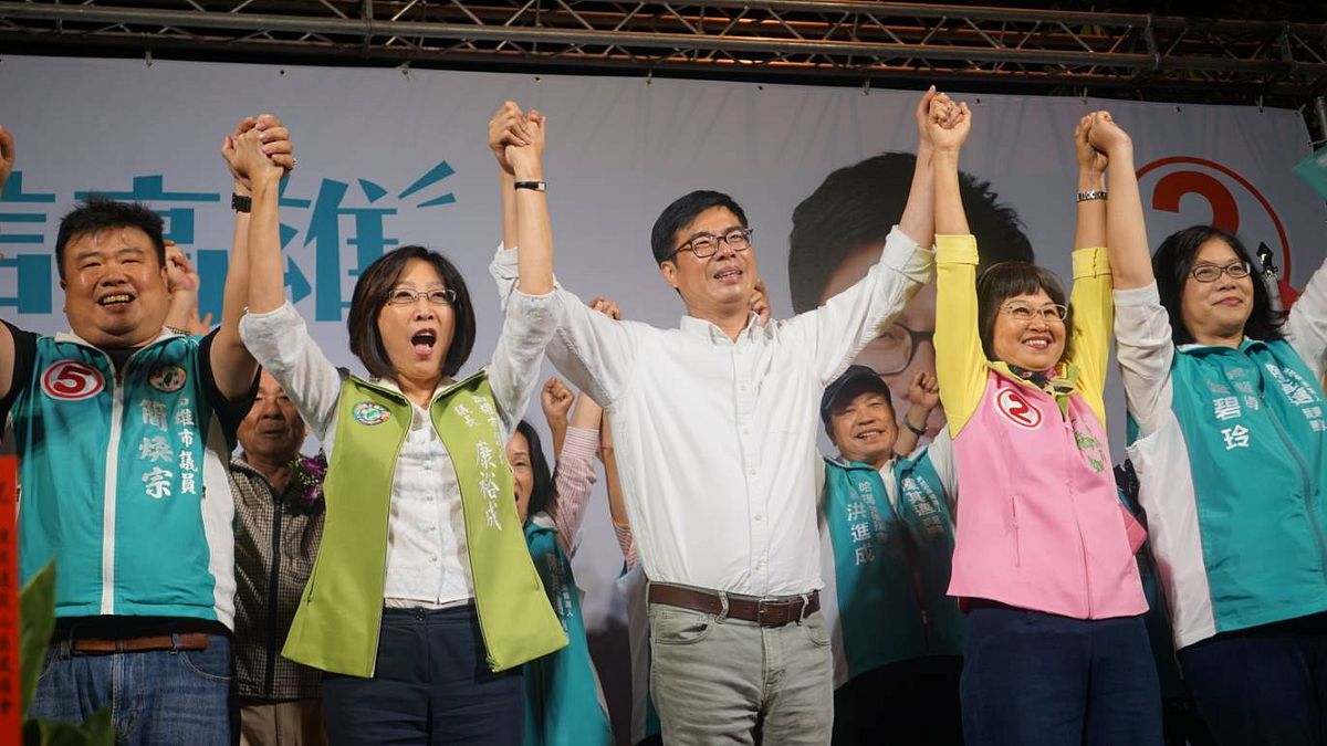 高雄市長候選人陳其邁(中)今鼓山後援會成立,高雄市議會議長康裕成(左二)、立委管碧玲(右一)前來助選。(民進黨中央提供) 高雄市長候選人陳其邁(中)今鼓山後援會成立,高雄市議會議長康裕成(左二)、立委管碧玲(右一)前來助選。(民進黨中央提供)