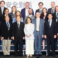國防安全研究院9月9日在台北舉行「2026台北安全對話」,蕭美琴(前中)、谷立言(前右3)、霍守業(前左3)等人出席合影。(資料照,中央社) 國防安全研究院9月9日在台北舉行「2026台北安全對話」,蕭美琴(前中)、谷立言(前右3)、霍守業(前左3)等人出席合影。(資料照,中央社)