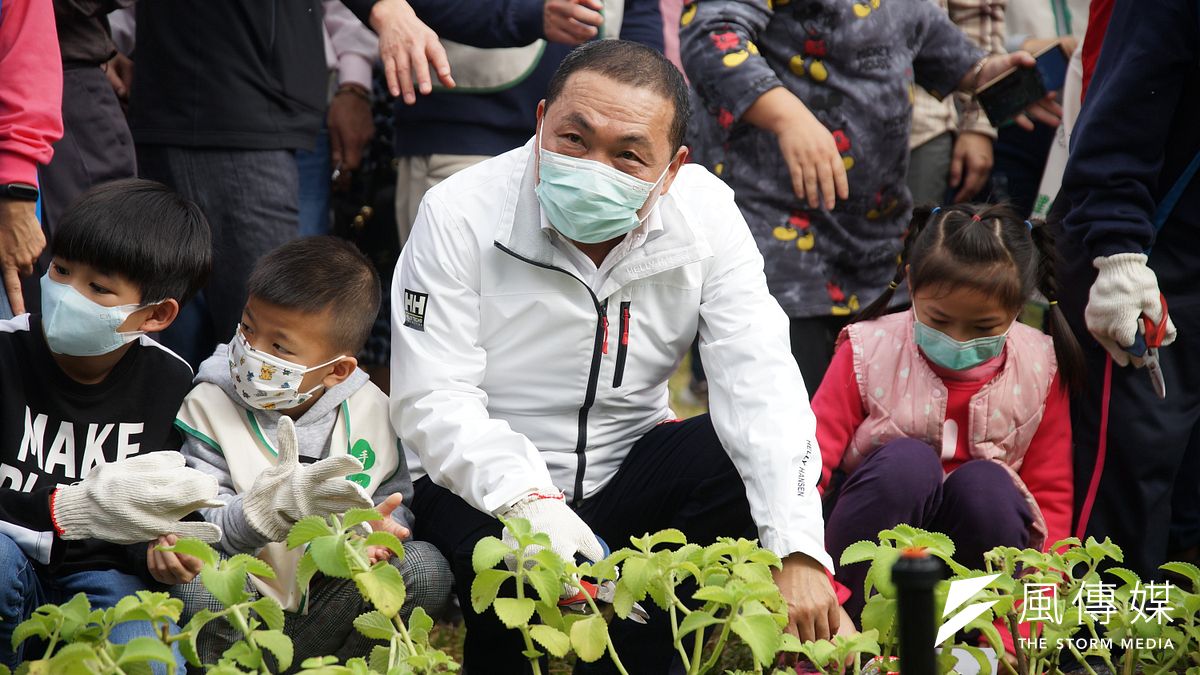 新北市長侯友宜(見圖)27日出席五股垃圾山心環原綠地完工典禮、種下盆栽。(盧逸峰攝) 新北市長侯友宜(見圖)27日出席五股垃圾山心環原綠地完工典禮、種下盆栽。(盧逸峰攝)