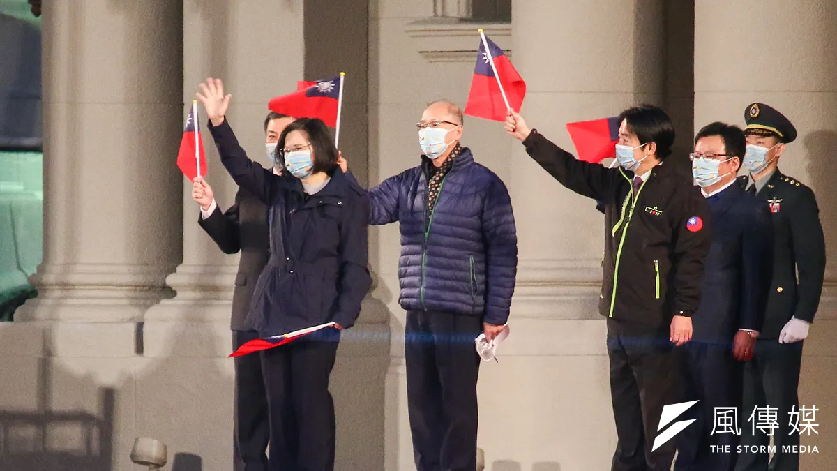 總統蔡英文(前左)、副總統賴清德(前右)出席「111年元旦總統府升旗典禮」。(蔡親傑攝) 總統蔡英文(前左)、副總統賴清德(前右)出席「111年元旦總統府升旗典禮」。(蔡親傑攝)