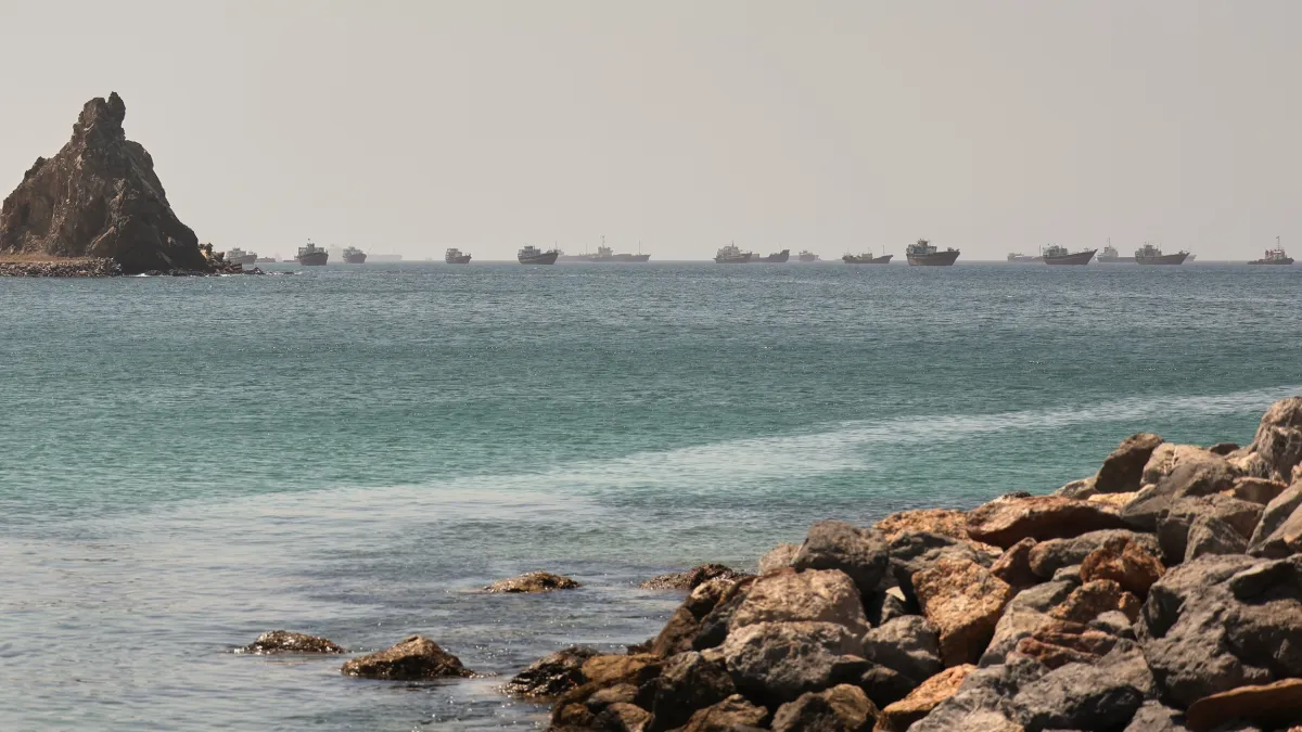2026年6月16日,在連接荷莫茲海峽和阿拉伯海的航道上,可以看到停泊在阿曼灣的油輪和貨船。(美聯社)