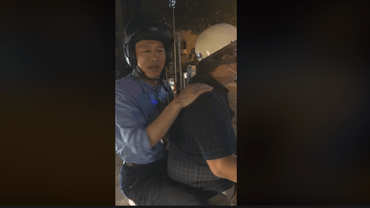 高雄市長韓國瑜近日一連串的直播行為引起討論。圖為韓國瑜在臉書直播巡視路平與酒駕臨檢過程。(截取自韓國瑜臉書) 高雄市長韓國瑜近日一連串的直播行為引起討論。圖為韓國瑜在臉書直播巡視路平與酒駕臨檢過程。(截取自韓國瑜臉書)