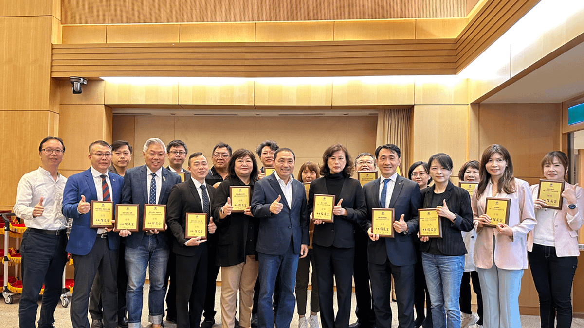 市長侯友宜頒獎表揚鼓勵優良旅館業者,共同打造優質旅宿環境。(圖/新北市觀光旅遊局提供) 市長侯友宜頒獎表揚鼓勵優良旅館業者,共同打造優質旅宿環境。(圖/新北市觀光旅遊局提供)