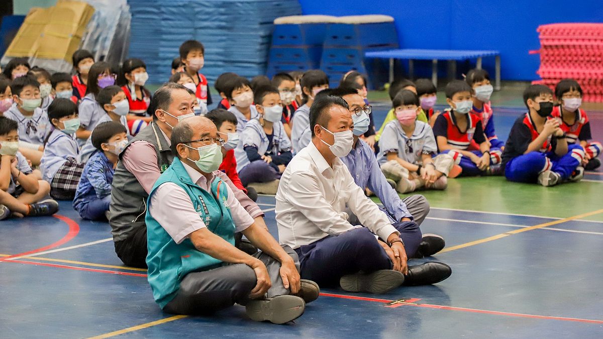 嘉義縣政府攜手內政部營建署推動「嘉義縣人本交通校園宣導」,嘉義縣長翁章梁、內政部營建署組長張之明也到場欣賞表演。(圖/嘉義縣政府建設處提供) 嘉義縣政府攜手內政部營建署推動「嘉義縣人本交通校園宣導」,嘉義縣長翁章梁、內政部營建署組長張之明也到場欣賞表演。(圖/嘉義縣政府建設處提供)