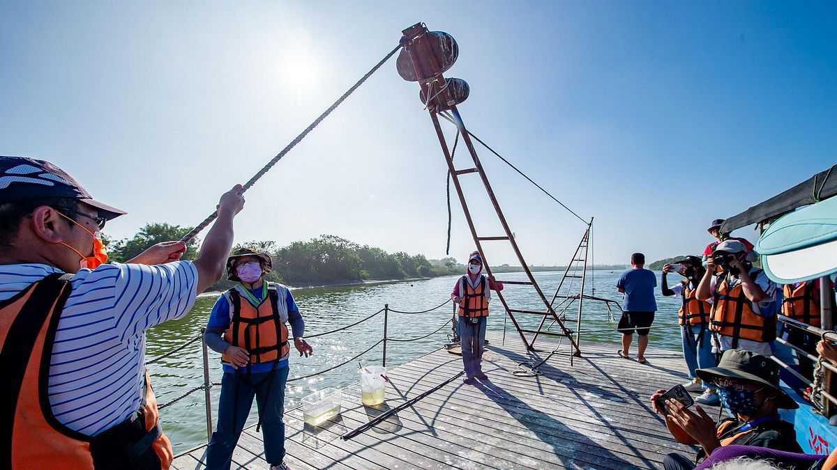 搭乘舢筏船遊茄萣二仁溪體驗舊時吊罾捕魚法。(圖/觀光局提供) 搭乘舢筏船遊茄萣二仁溪體驗舊時吊罾捕魚法。(圖/觀光局提供)