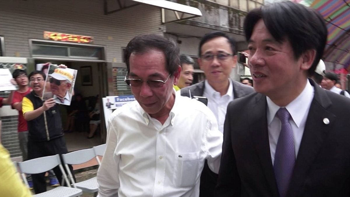 台北市市長賴清德五二0回萬里老家,南鐵自救會喊著口號,高舉居民遺像抗議,賴清德快步離開。(南鐵青年臉書/作者提供) 台北市市長賴清德五二0回萬里老家,南鐵自救會喊著口號,高舉居民遺像抗議,賴清德快步離開。(南鐵青年臉書/作者提供)