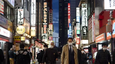日本受新冠肺炎(武漢肺炎)衝擊,東京3月27日上街民眾多半戴著口罩。(AP)