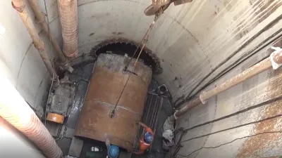 推進機頭入坑。(圖/新北市水利局提供)