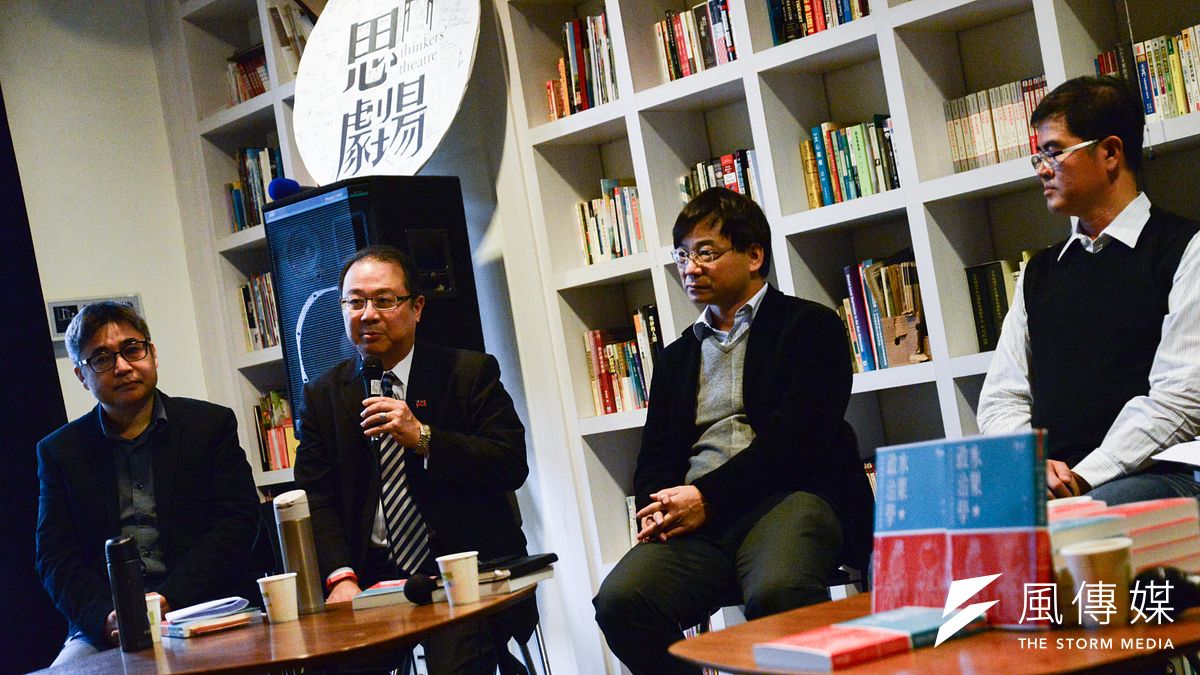 《水果政治學》作者焦鈞(右一)與卓越新聞獎基金會共同舉辦「從ECFA貨貿解構兩岸交流」座談會,由左到右分別是吳介民、黃介正及洪財隆。(林俊耀攝) 《水果政治學》作者焦鈞(右一)與卓越新聞獎基金會共同舉辦「從ECFA貨貿解構兩岸交流」座談會,由左到右分別是吳介民、黃介正及洪財隆。(林俊耀攝)