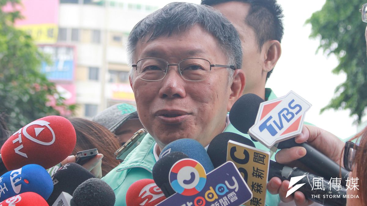 台灣民眾黨主席、台北市長柯文哲29日在高雄進行車隊掃街。(方炳超攝) 台灣民眾黨主席、台北市長柯文哲29日在高雄進行車隊掃街。(方炳超攝)