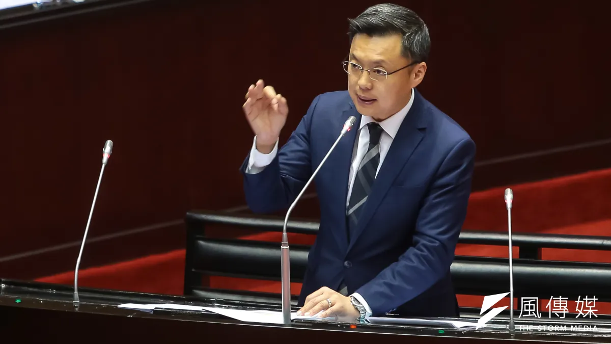 民進黨立委趙天麟21日於立院總質詢時,表達支持同性婚姻修專法的態度。(顏麟宇攝)