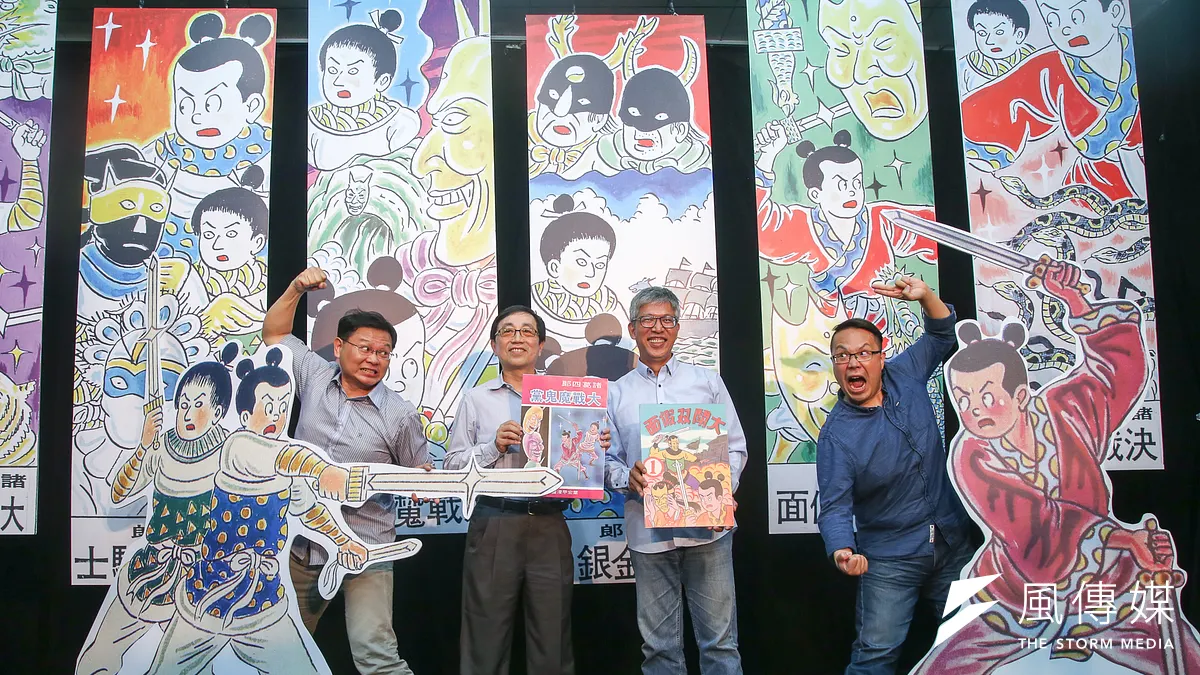 由台灣漫畫家葉宏甲所著的《諸葛四郎》,在暌違32年後,將由紙風車劇團改編躍上舞台。 (右起)導演林于竣、紙風車劇團團長任建誠、葉宏甲之子葉佳龍、編劇吳世偉。(陳明仁攝) 由台灣漫畫家葉宏甲所著的《諸葛四郎》,在暌違32年後,將由紙風車劇團改編躍上舞台。 (右起)導演林于竣、紙風車劇團團長任建誠、葉宏甲之子葉佳龍、編劇吳世偉。(陳明仁攝)