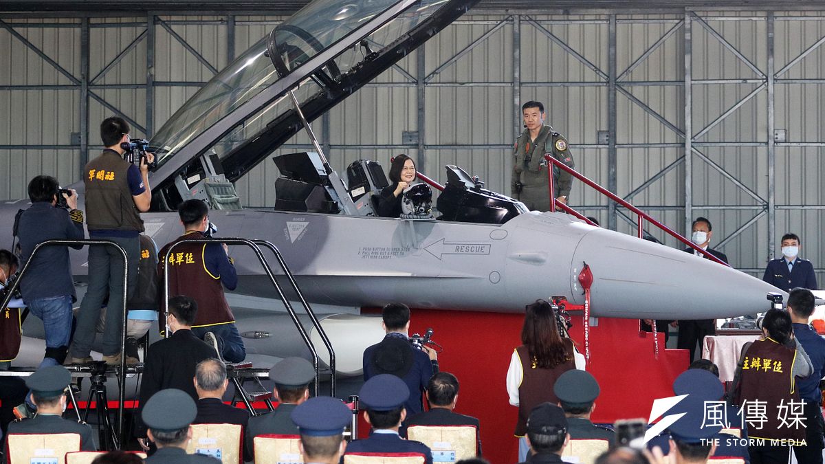 台灣首支全F-16V組成的作戰隊成軍,無論匿蹤性、遠距偵知,視距外作戰等能力,均大幅提升,更能因應現代戰爭。(蘇仲泓攝) 台灣首支全F-16V組成的作戰隊成軍,無論匿蹤性、遠距偵知,視距外作戰等能力,均大幅提升,更能因應現代戰爭。(蘇仲泓攝)