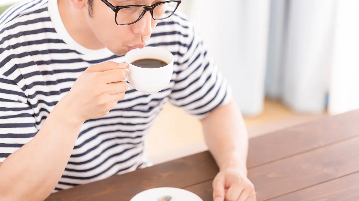 早上空腹喝咖啡,容易刺激胃酸分泌以外,還會讓血糖調節能力下降。(示意圖/取自PAKUTASO)