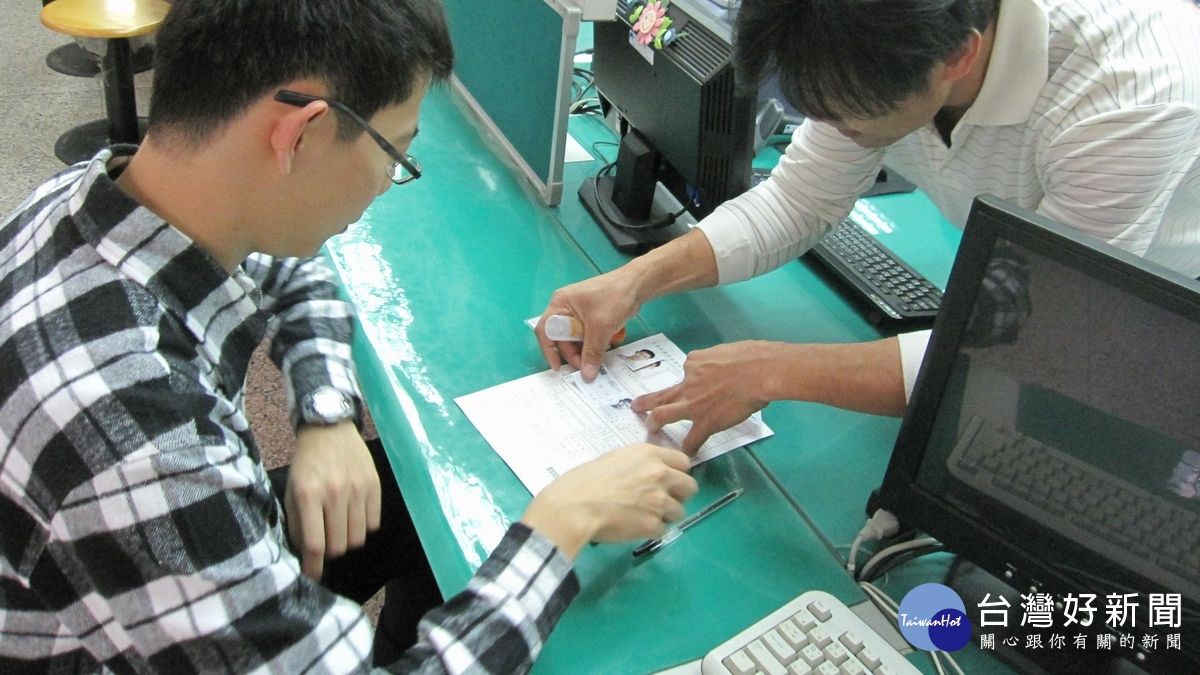 「晚」來的鳥兒有蟲吃 夜訪暖暖戶政所辦憑證拿好禮 「晚」來的鳥兒有蟲吃 夜訪暖暖戶政所辦憑證拿好禮